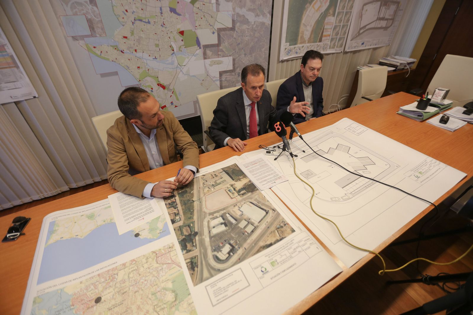 El alcalde con el representante de Urbaser y el edil de Medio Ambiente.