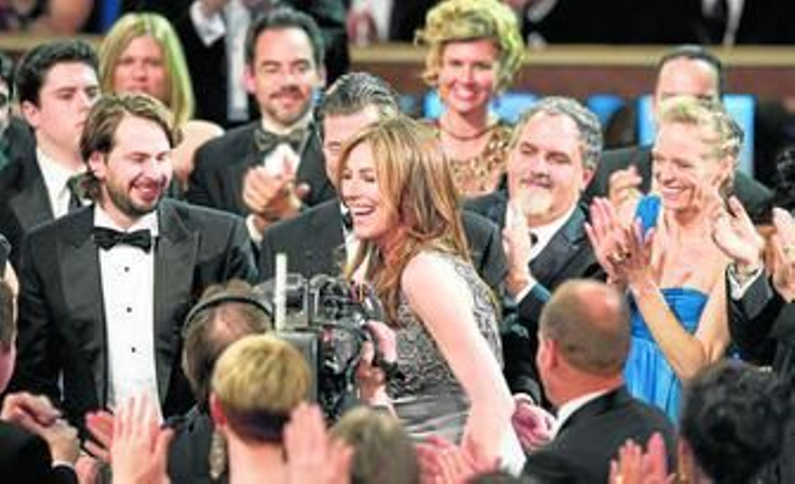 La directora estadounidense Kathryn Bigelow, en el momento en el que recoge su Oscar a la Mejor Dirección en el Teatro Kodak de Hollywood.