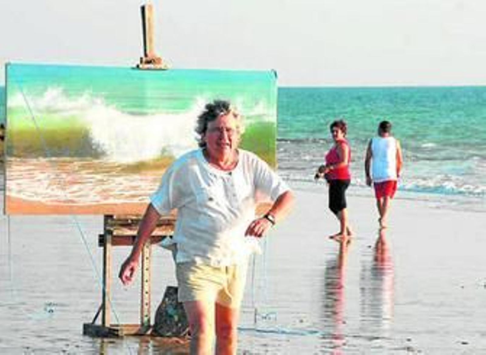 Ignacio Alcaría, con uno de sus cuadros en la playa.