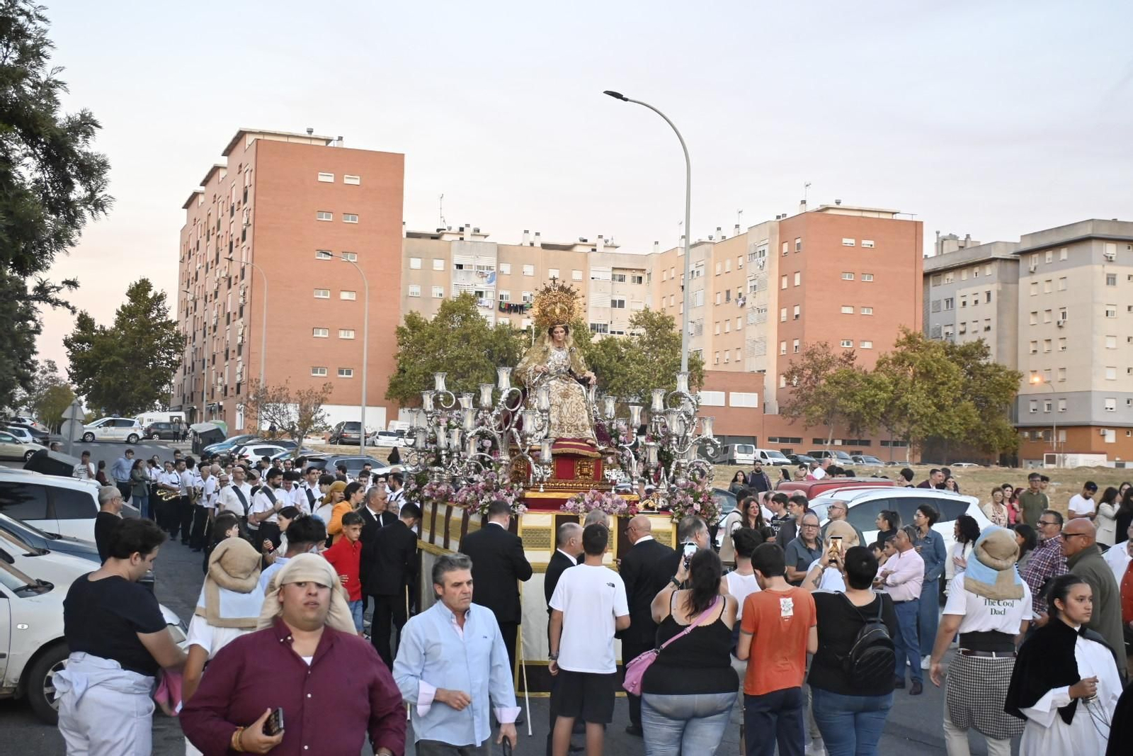 Primera procesión de la Virgen del Rosario por las calles de Huelva, en imágenes