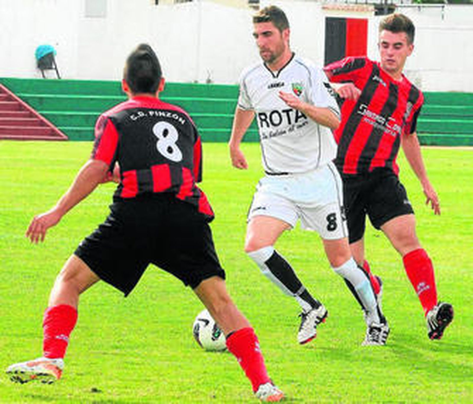 El Pinzón plantó cara ante el Roteña pese a las dificultades con las que afrontó el encuentro.