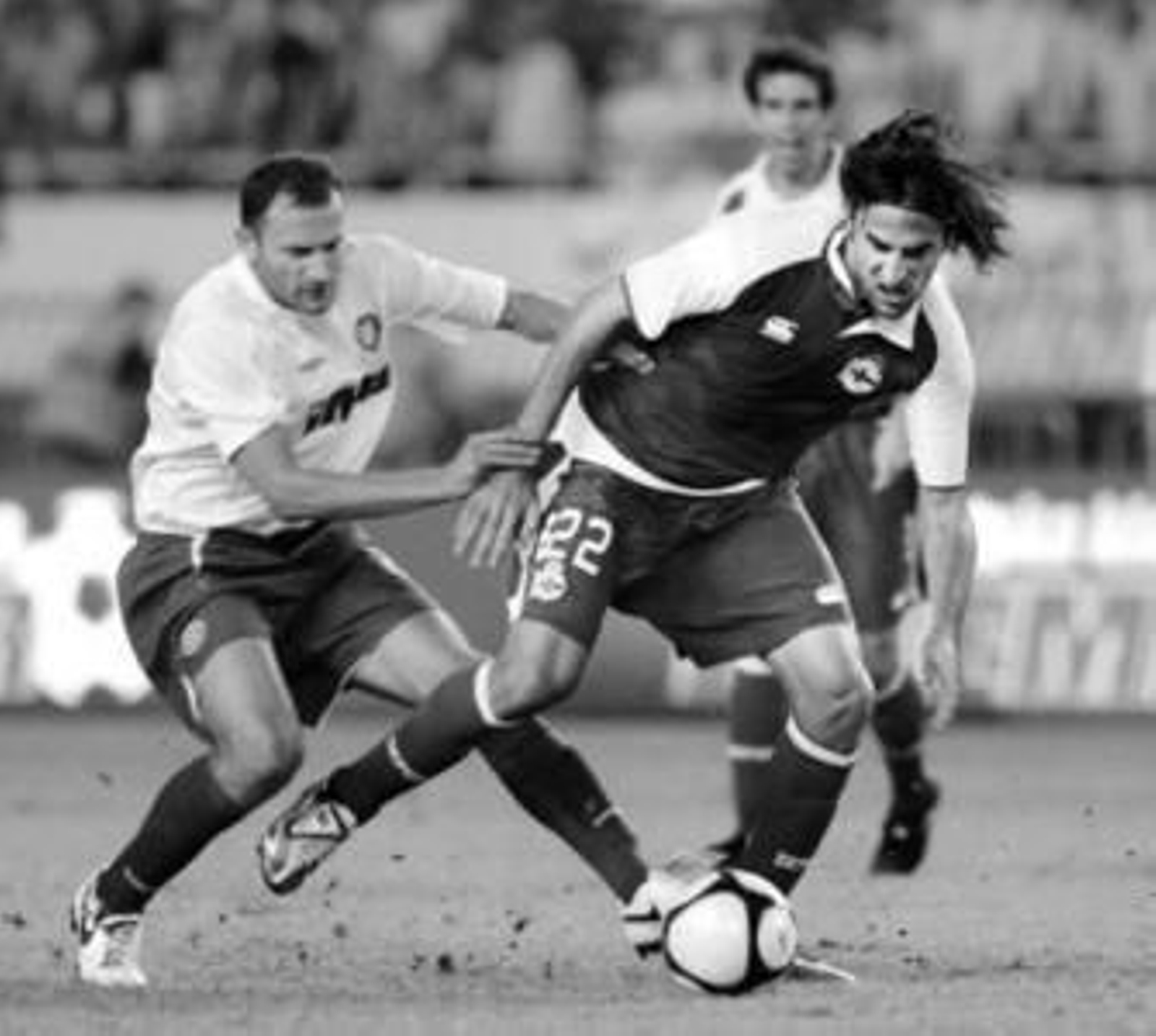 Juan Rodríguez se lleva el balón ante Skoko.