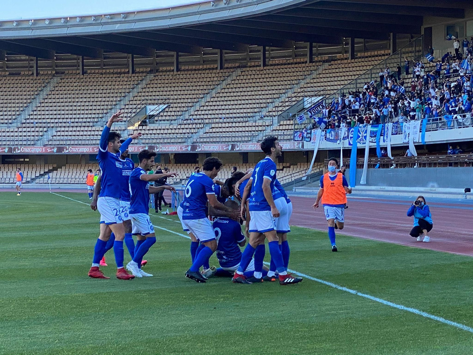 Los azulinos celebran el gol de Antonio Sánchez en la segunda mitad.