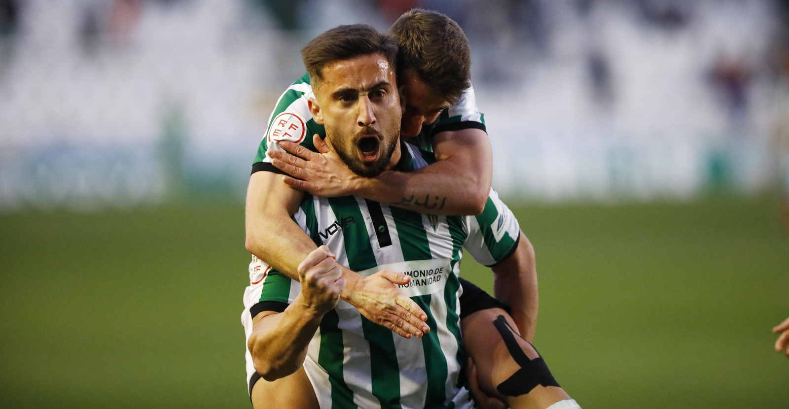 Omar Perdomo celebra uno de sus cinco goles con el Córdoba CF, abrazado por Ekaitz Jiménez.