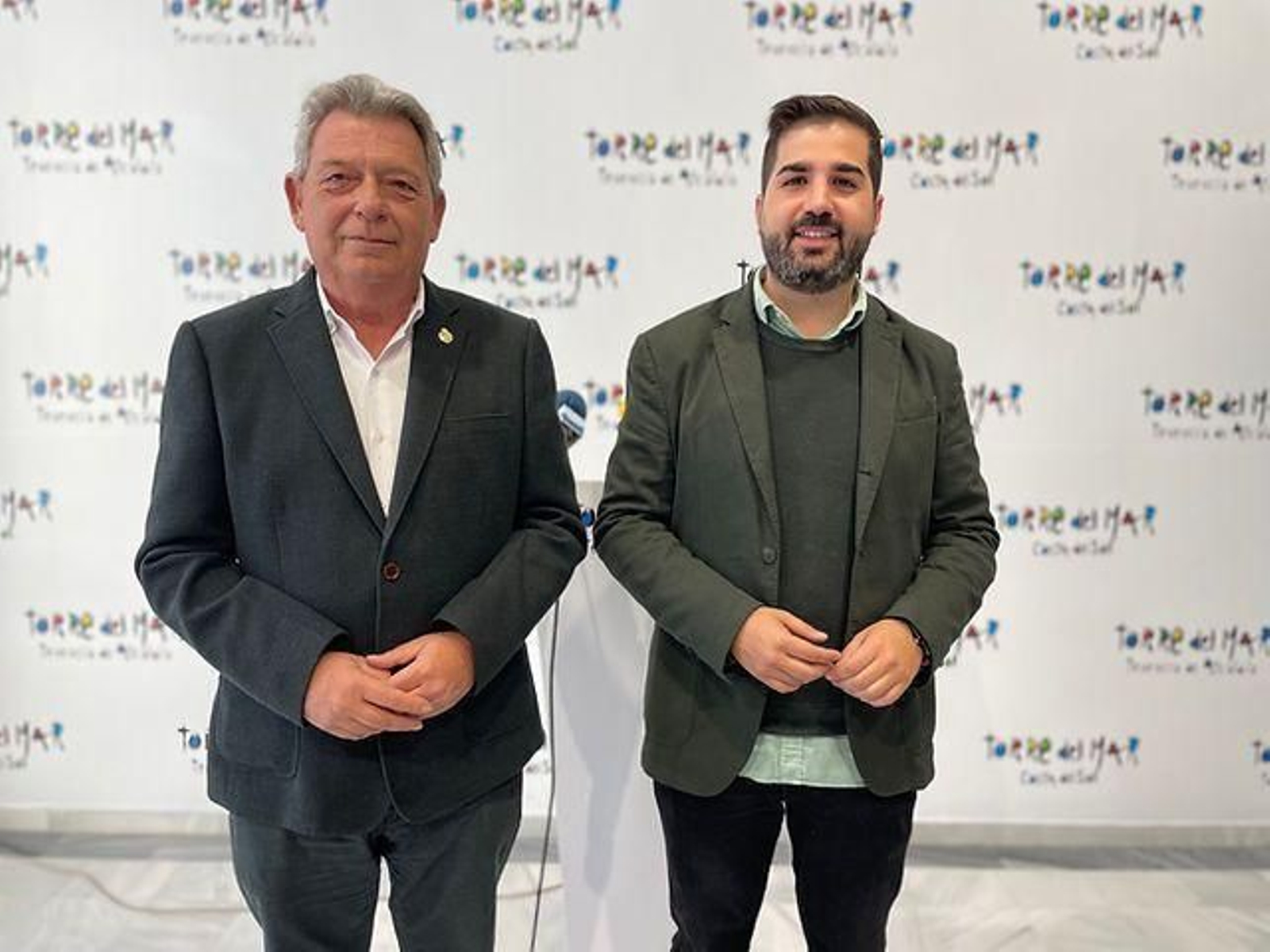 El presidente de la Agrupación de Cofradías de Semana Santa de Vélez-Málaga, Francisco Javier García del Corral, junto al concejal de Nuevas Tecnologías del Ayuntamiento de Vélez-Málaga, David Segura