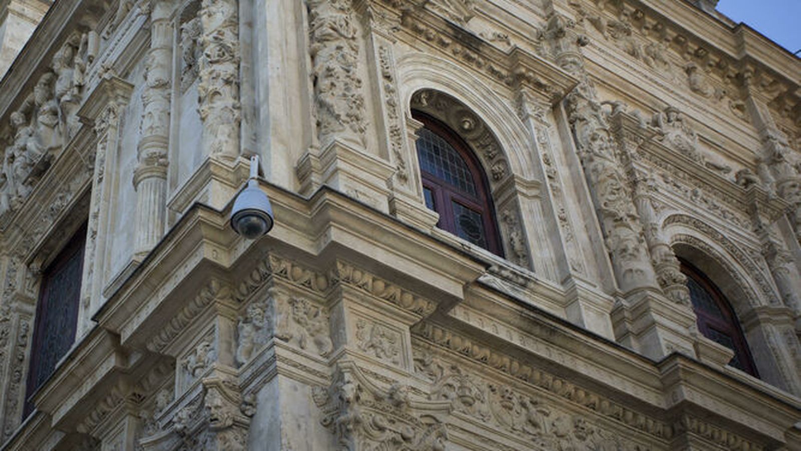 Una de las actuales cámaras del Ayuntamiento, ésta junto al Arquillo y que no funcionaba cuando se produjo el ataque a la Cruz de la Inquisición.
