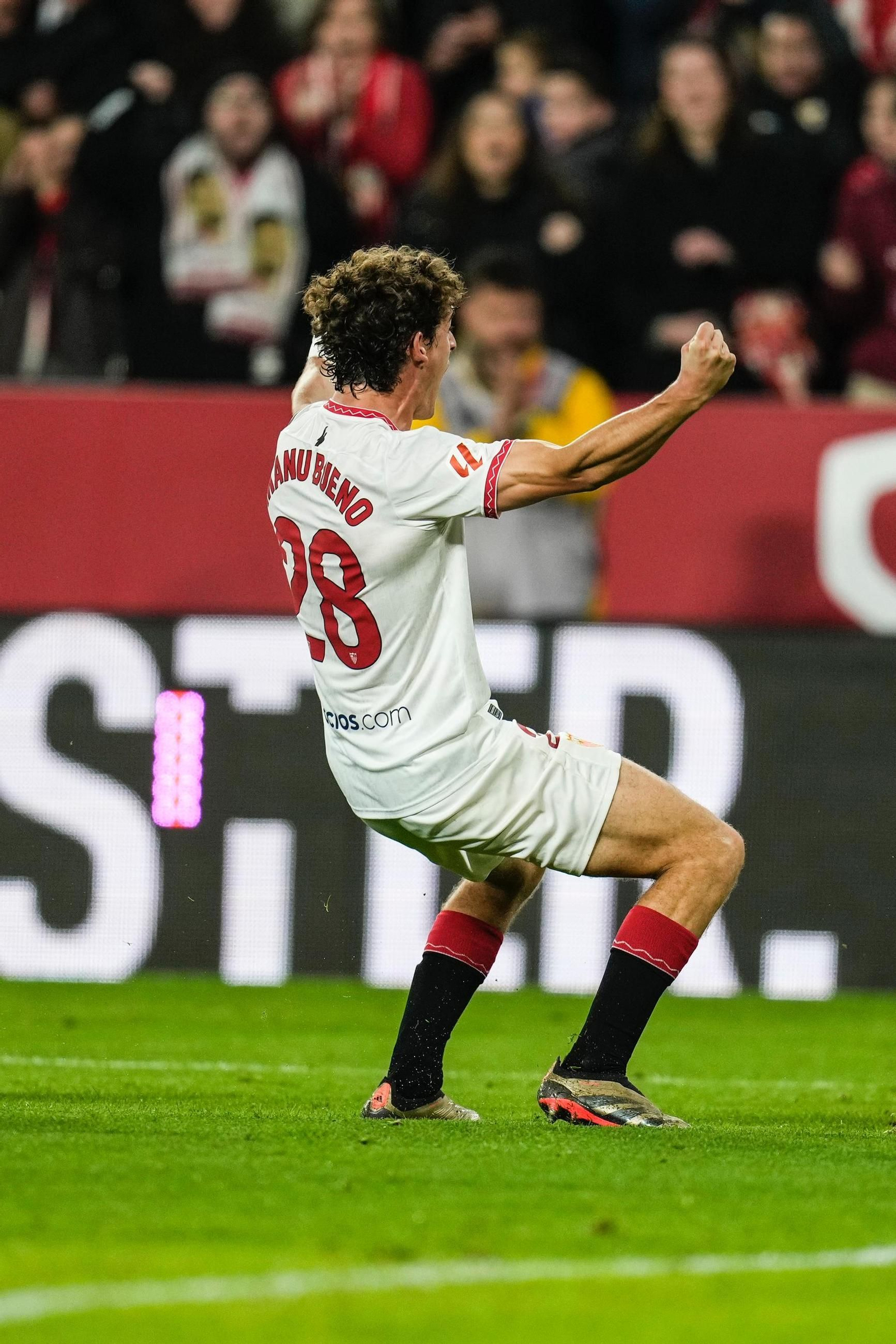 Manu festeja su tanto con alegría y rabia.