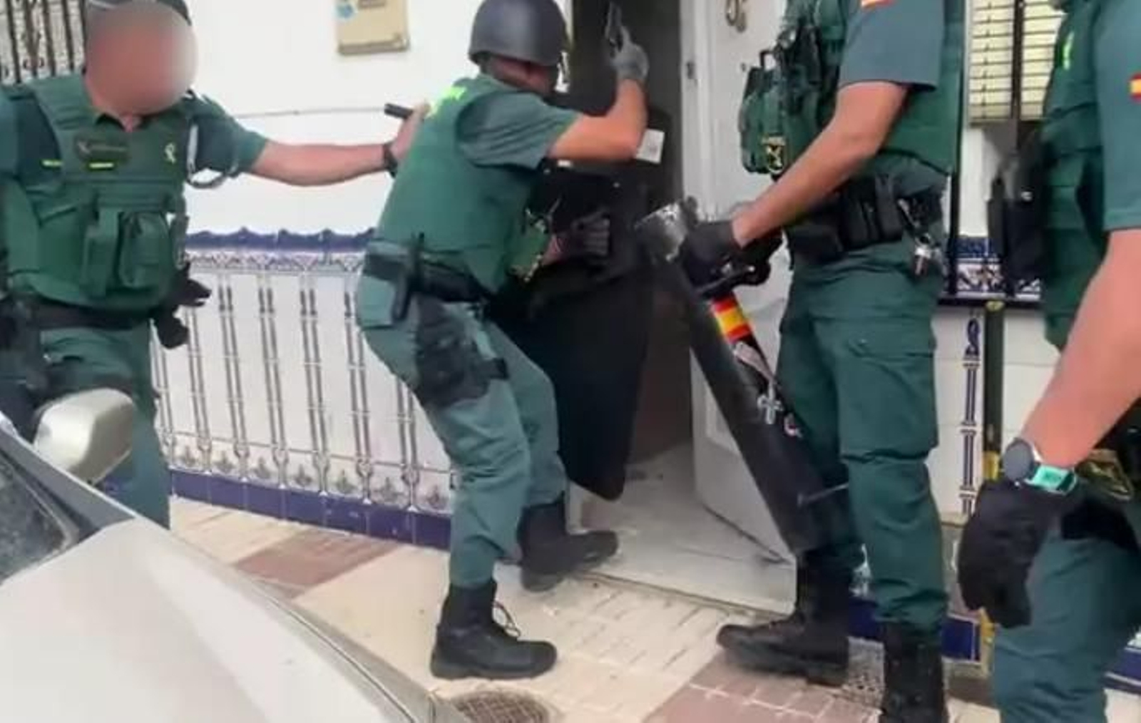 El momento en que los agentes entran al domicilio del arrestado