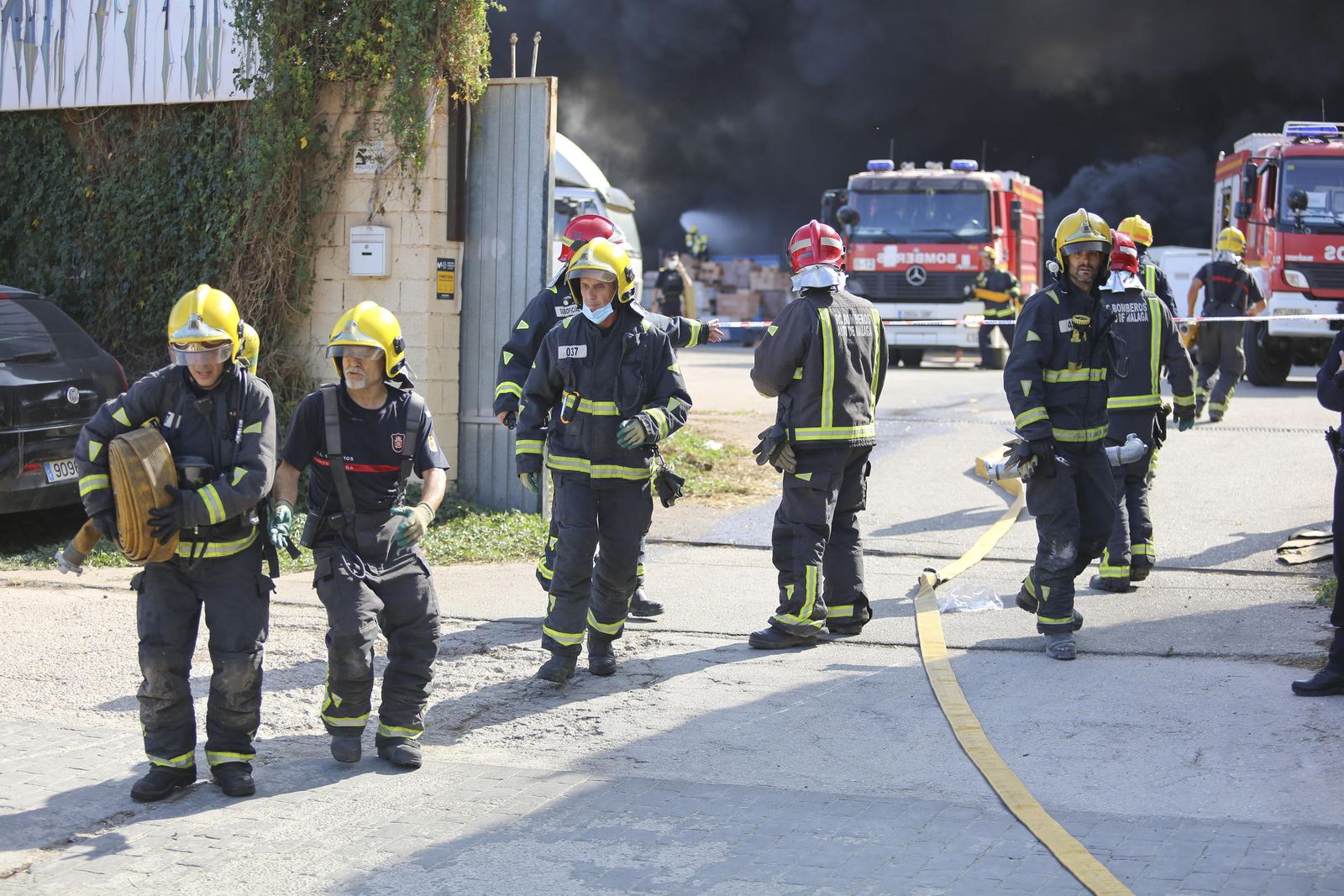 El incendio en el polígono Guadalhorce de Málaga, en fotos