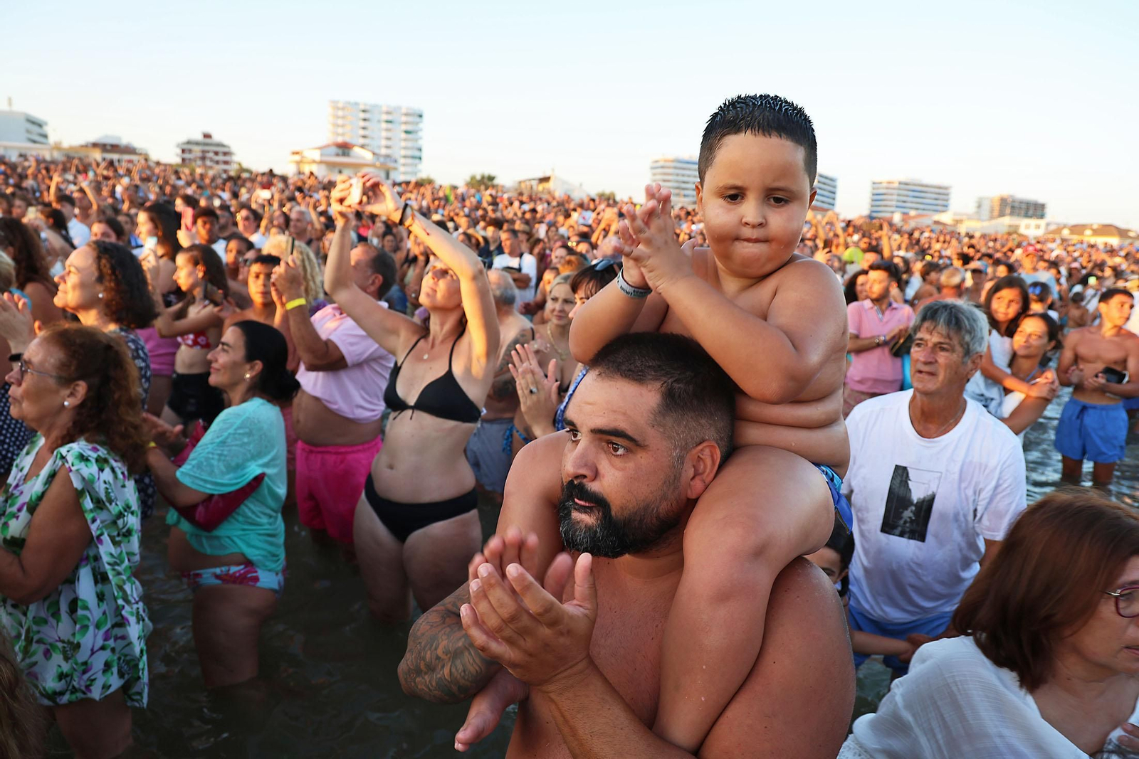 Imágenes de la Virgen del Carmen procesionando en Punta Umbría