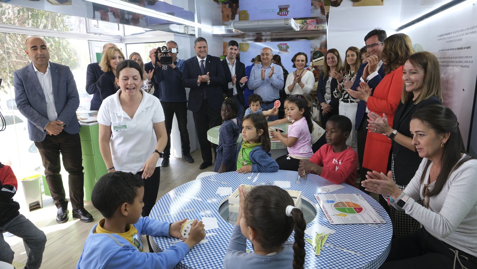 Imágenes de la caravana Frutibús, alimentación saludable, en Las Norias (El Ejido)