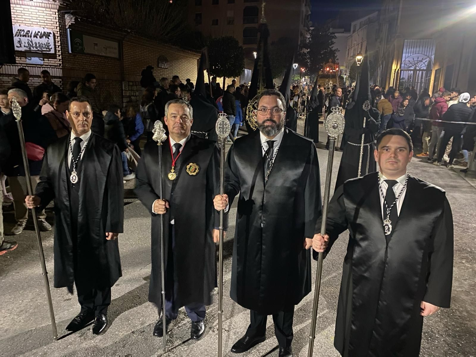 En imágenes: el Santo Sepulcro procesiona su luto por las calles de Jaén capital