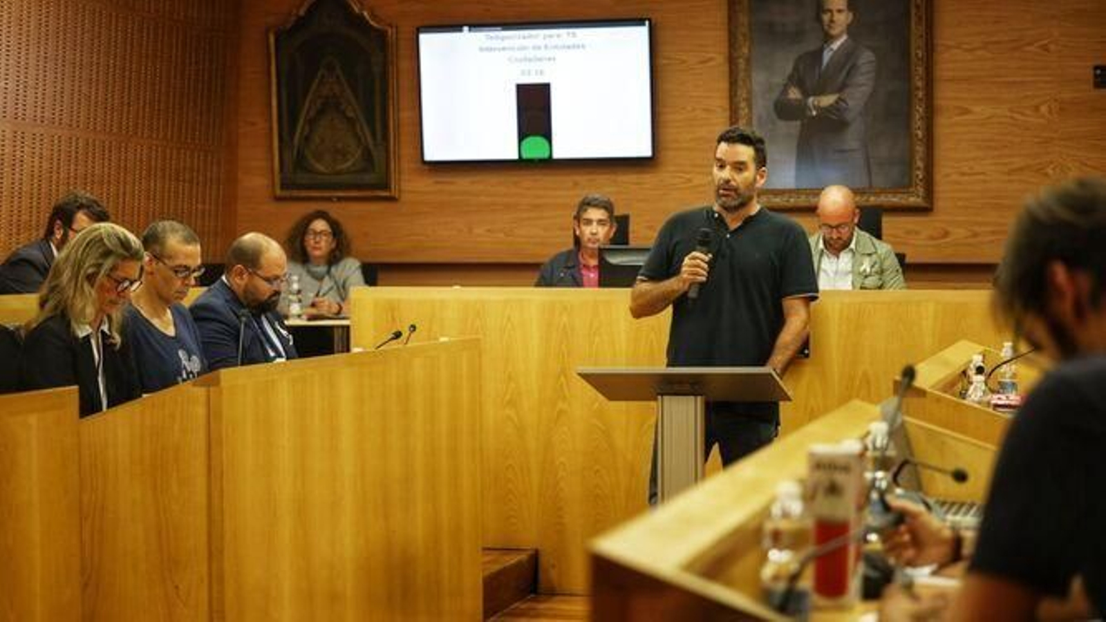 Un representante de la plantilla de el Puerto Global, en un pleno municipal.
