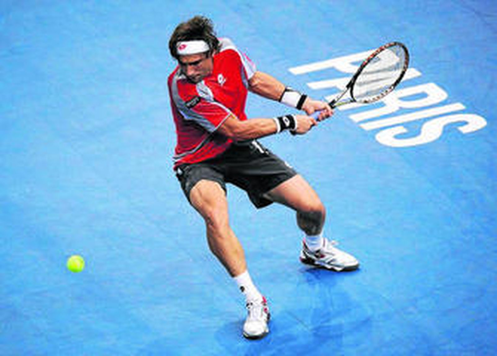 Ferrer prepara el revés a dos manos para devolver una bola a Llodra.