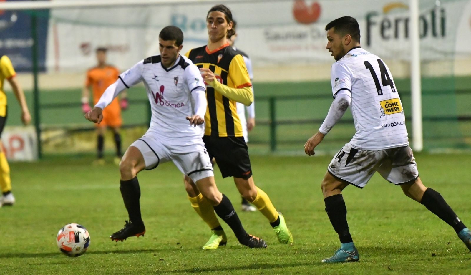 Tommy Montenegro presiona a Ángel García durante el partido del curso pasado.