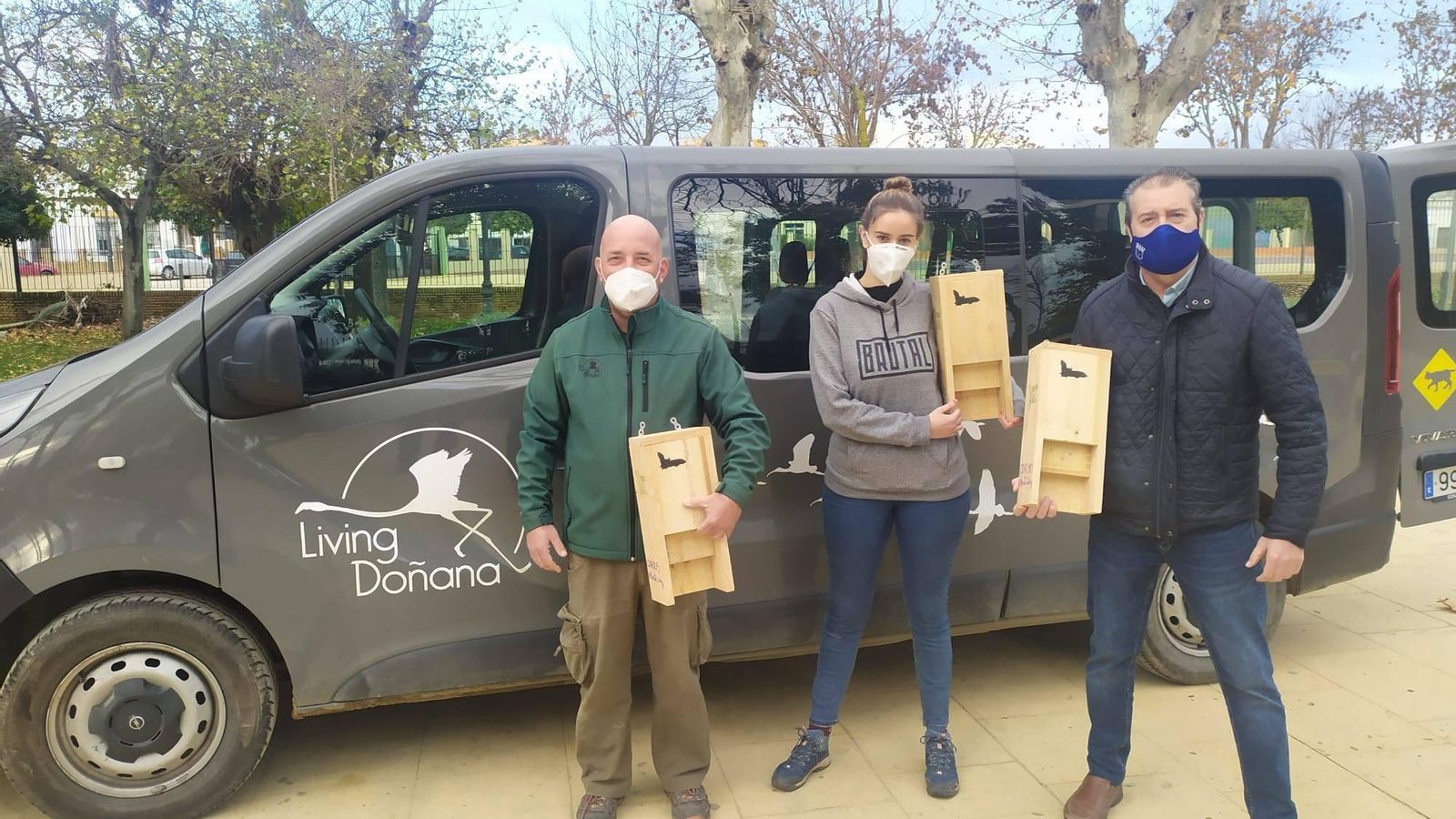 La biólga Sara Pinto, junto a un colaborador de Living Doñana y el concejal de Medio Ambiente de Coria, con los refugios.
