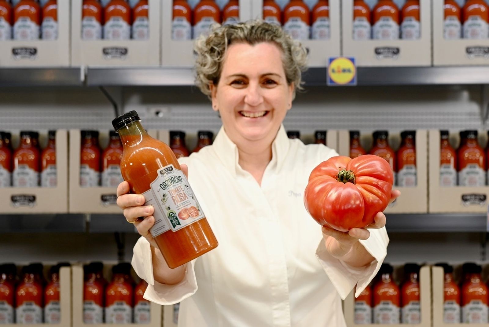 Pepa Muñoz, conocida popularmente como la 'Chef del Tomate' y galardonada con un Sol Repsol, ha elaborado la receta del nuevo gazpacho de Lidl, que ya está disponible en las más de 600 tiendas de la compañía.