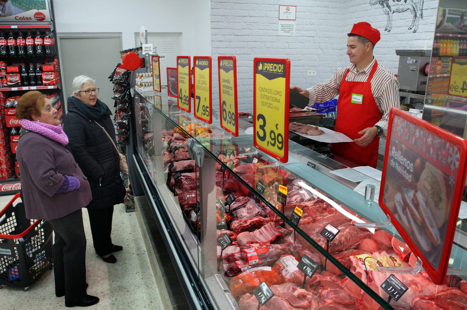 Dos mujeres compran en la carnicería de un supermercado.