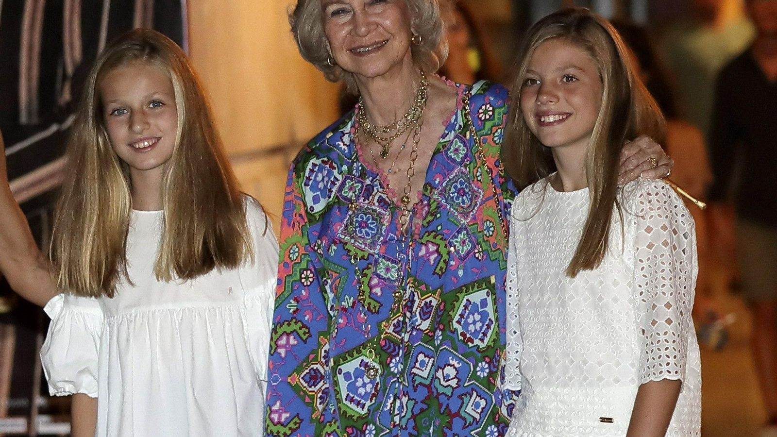 La reina Sofía paseó en todo momento entre sus dos nietas, la princesa Leonor y la infanta Sofía.