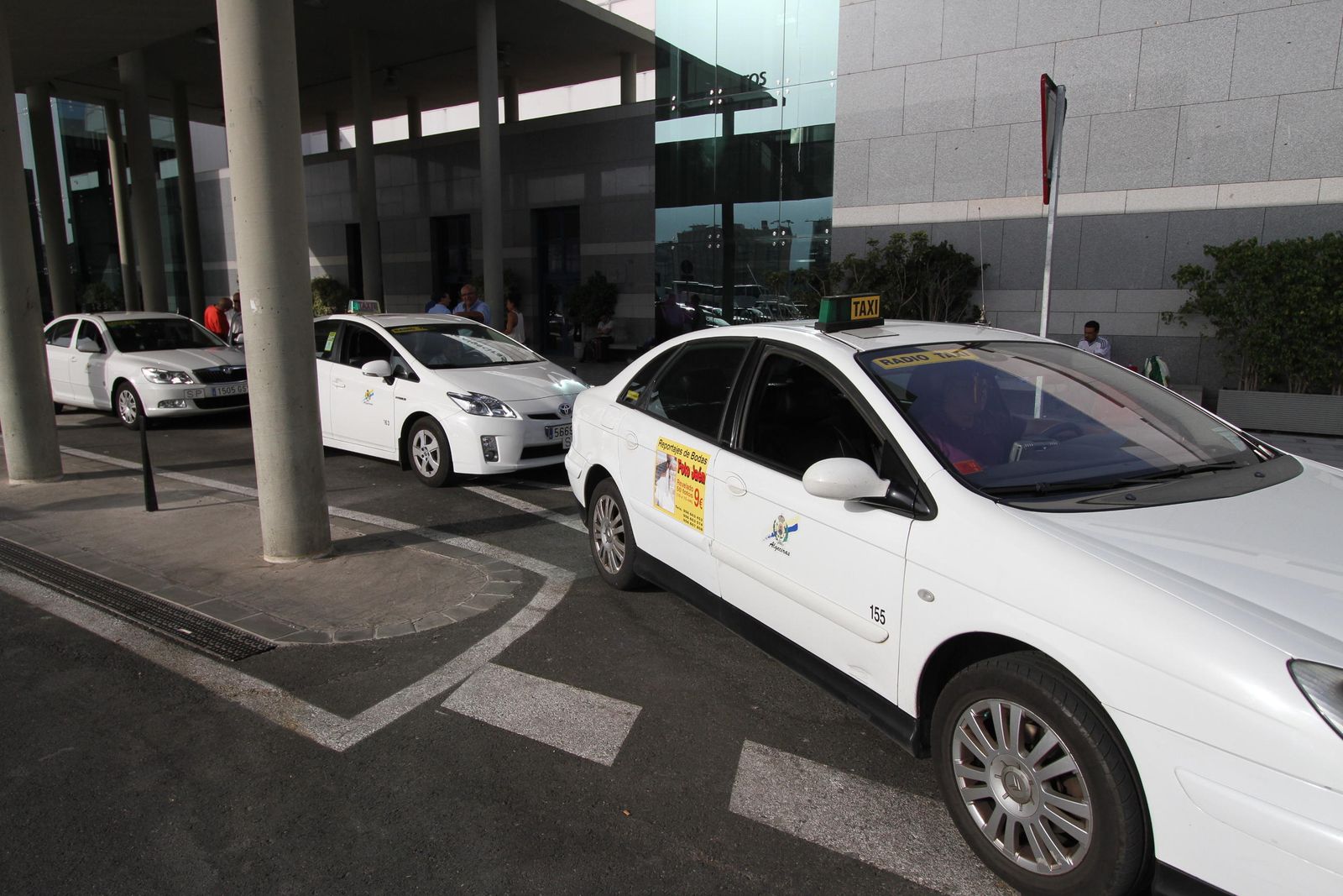 Una hilera de taxis, esperando en la estación marítima del puerto de Algeciras.