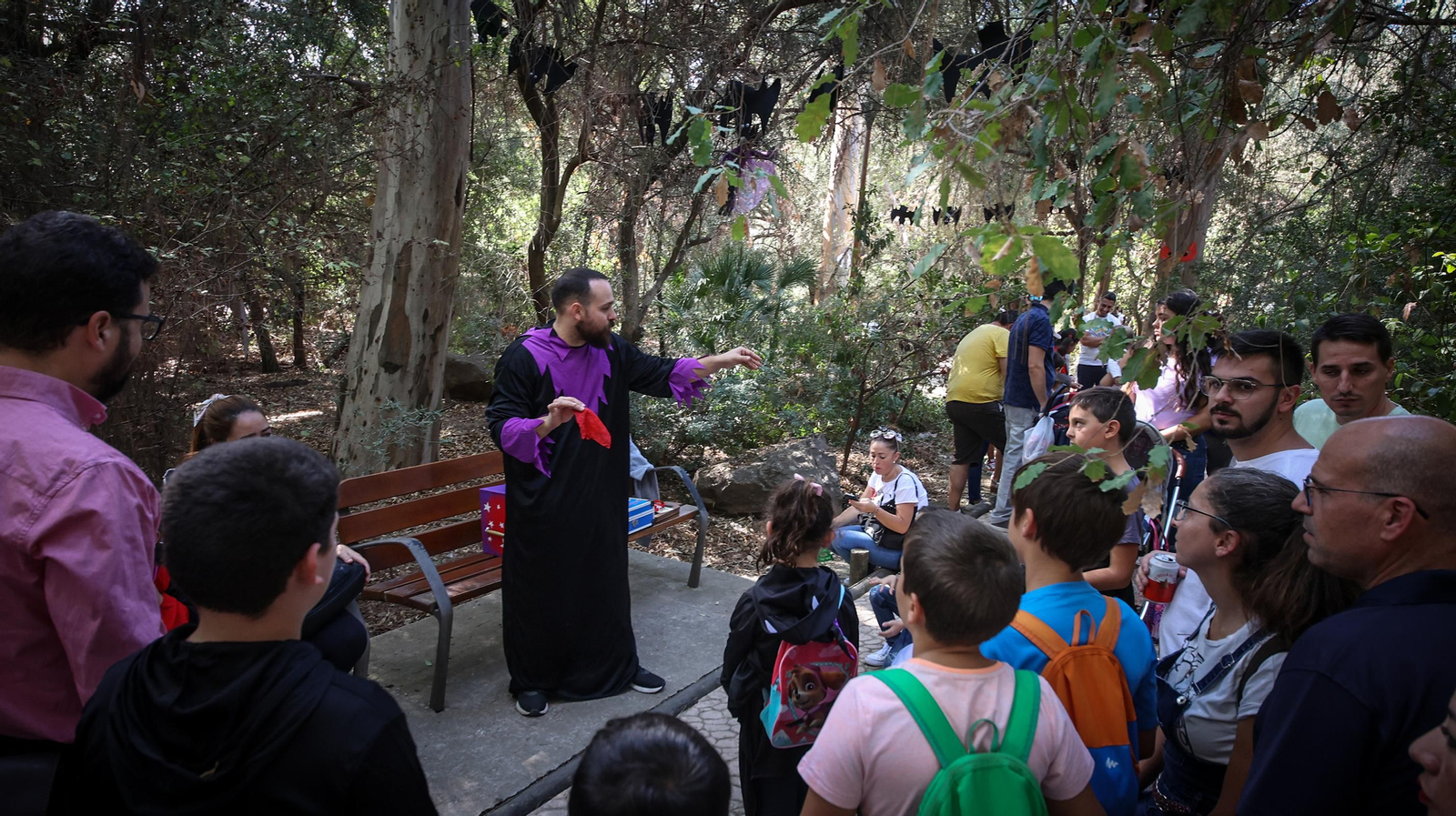 Miles de asistentes a la fiesta de Halloween en el Zoo de Jerez