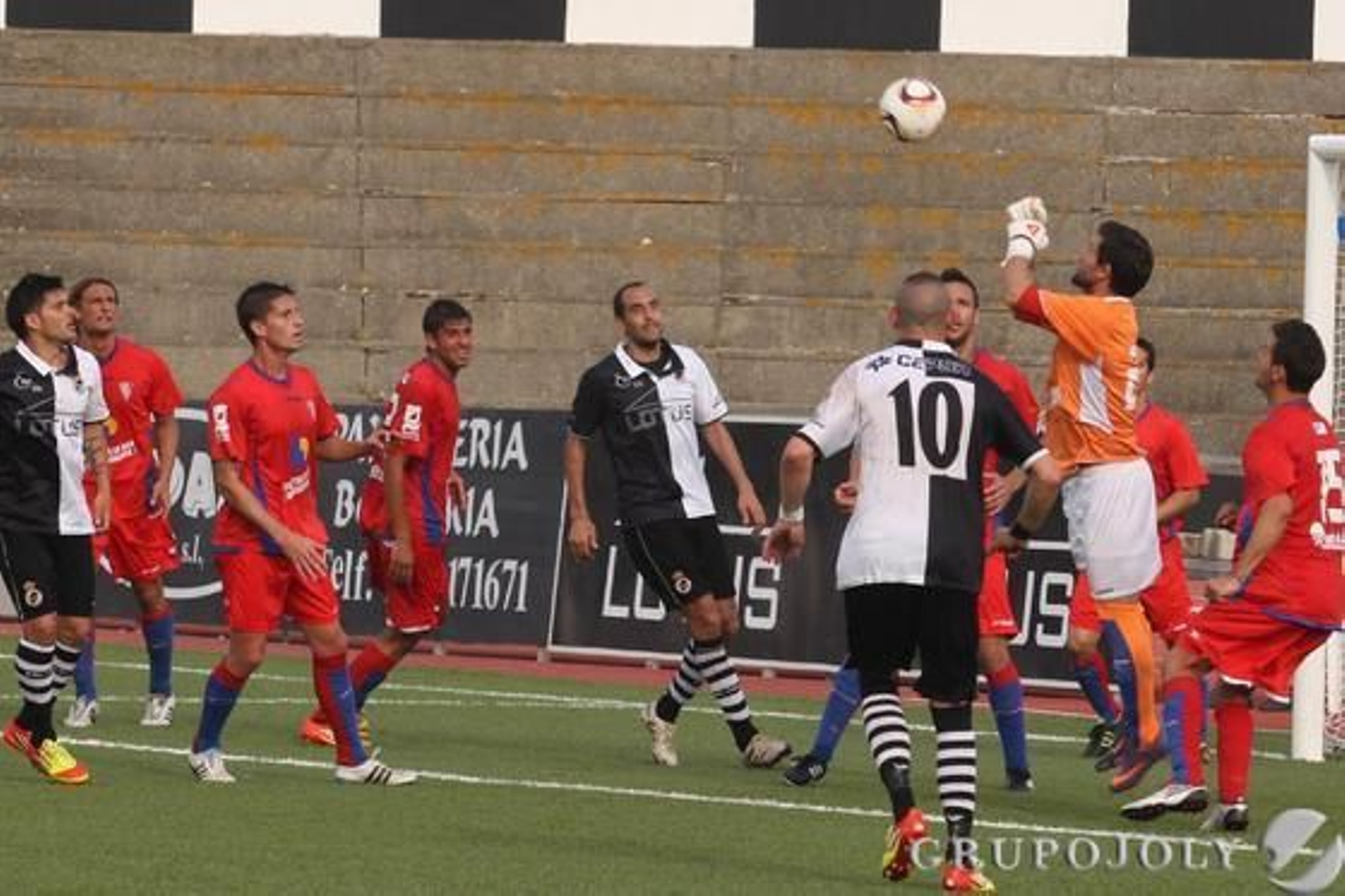 La Balona certifica su segunda posición tras el 2-0 para los blanquinegros.

Foto: Paco Guerrero
