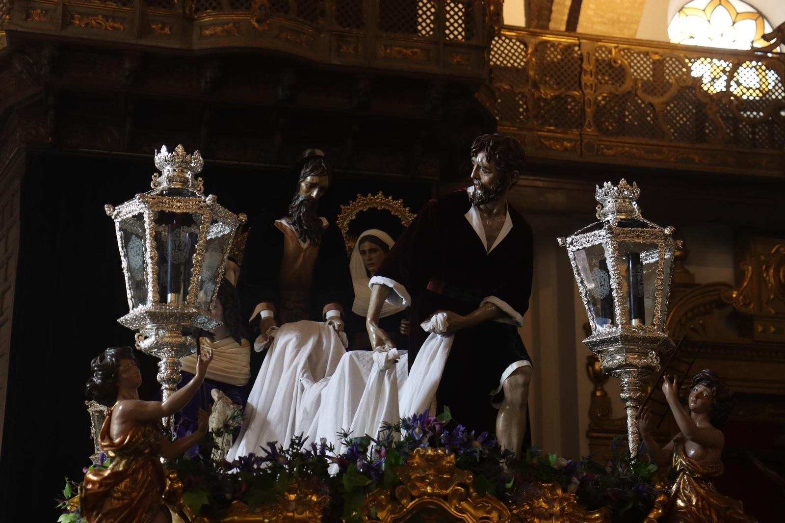 Sevilla acaricia la Semana Santa en un Domingo de Pasión lleno de cultos