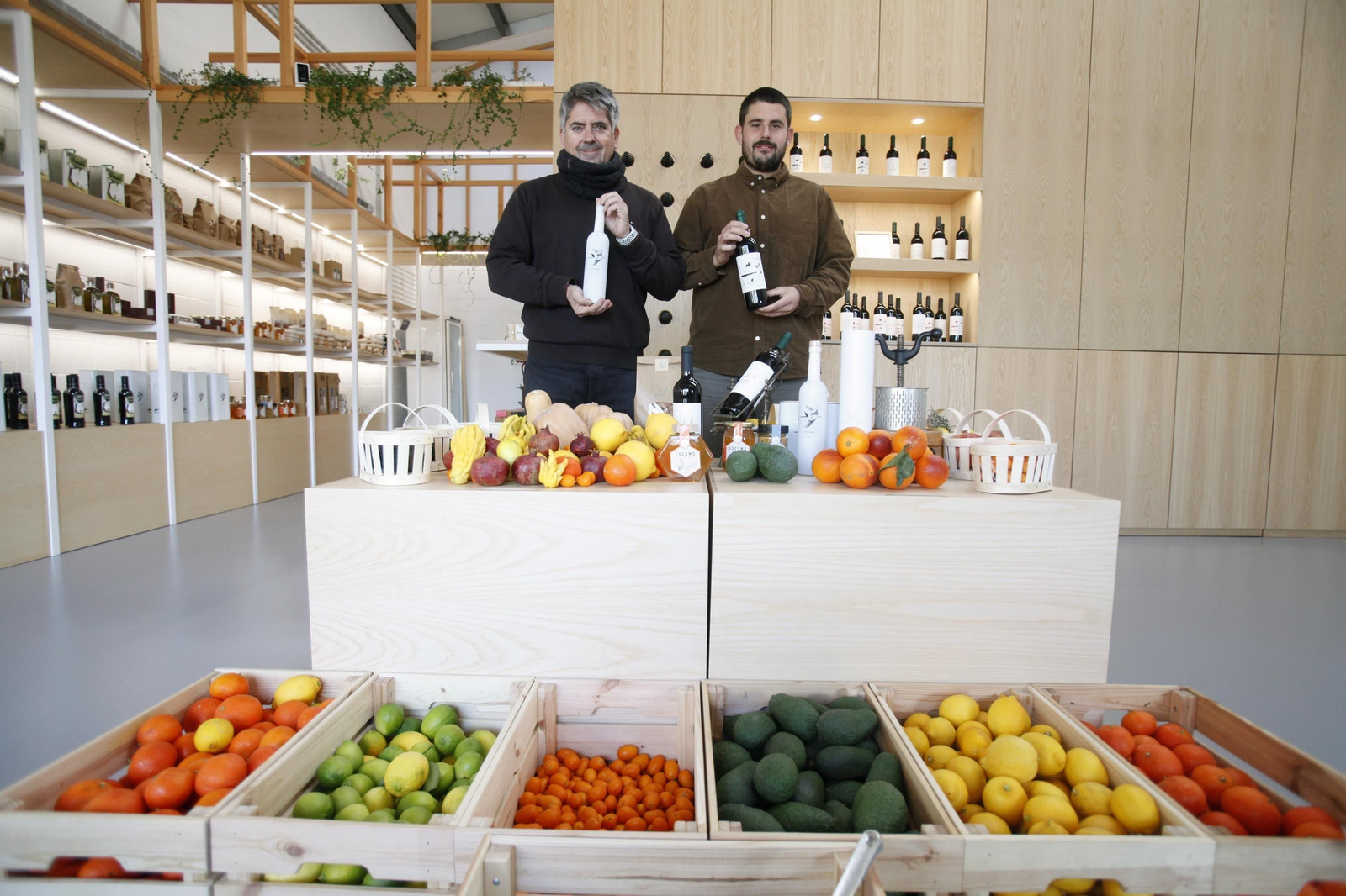 Miguel Ángel Gallardo y Juan Parralo, tío y sobrino, en la tienda de Gibraleón donde venden directamente sus producciones