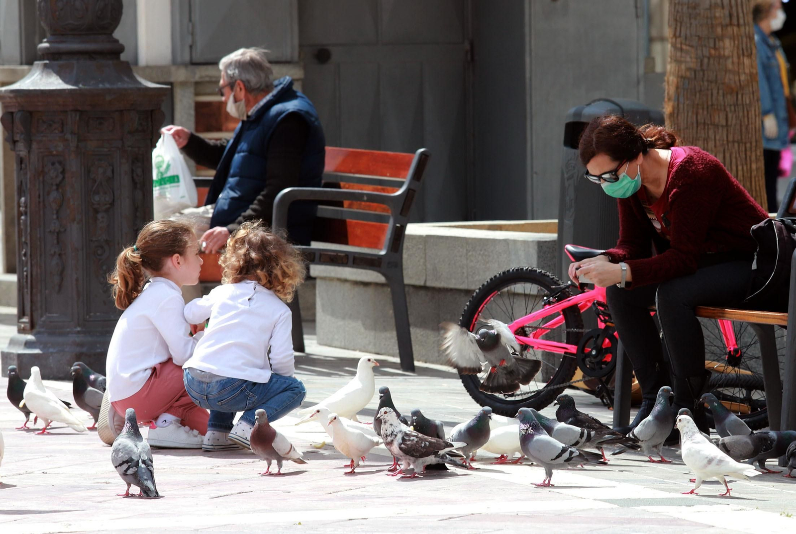Imágenes de la desescalada en Huelva, primeras horas de la jornada de la fase uno en las calles de la ciudad.