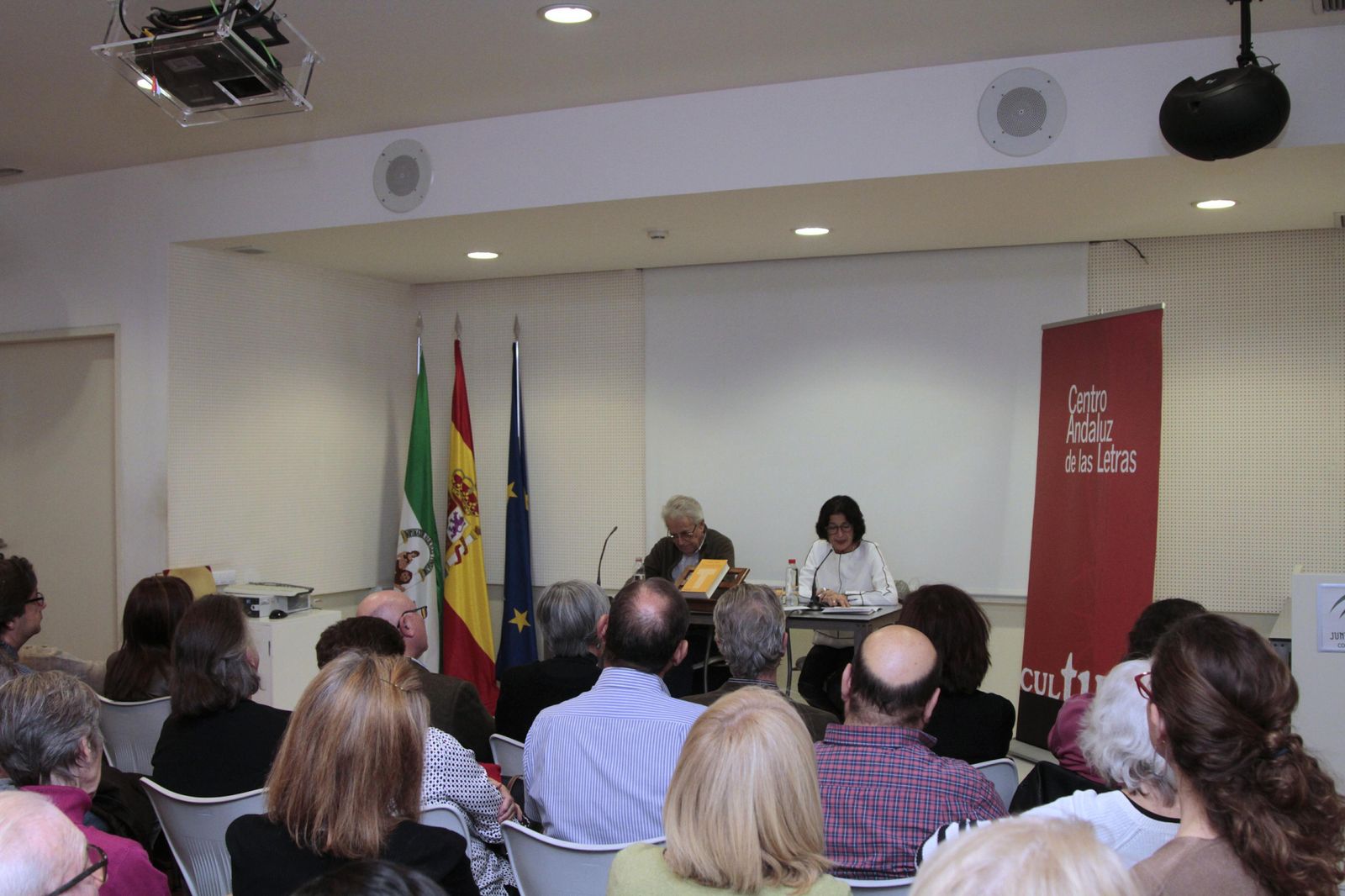 La sala de la biblioteca Infanta Elena se llenó para oír las reflexiones de Santos Juliá sobre la Transición.