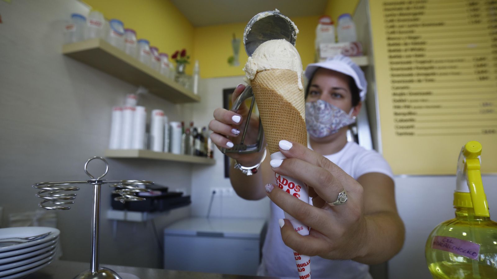 Trabajadora de Helados Porras pone un cucurucho de helado.