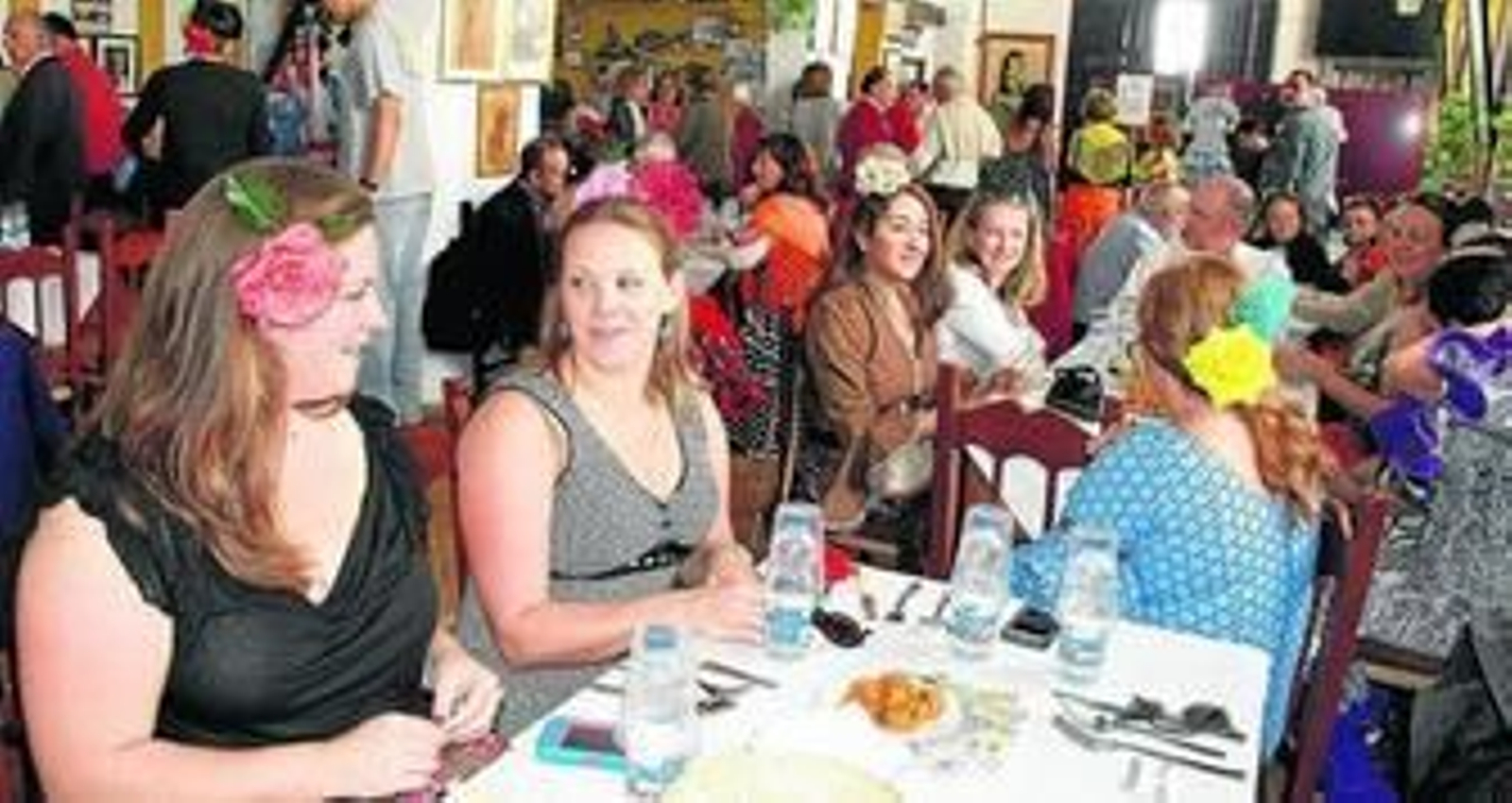 Más de medio centenar de norteamericanos participaron este domingo en una fiesta 'pre-Feria' en la peña flamenca 'El Nitri'.