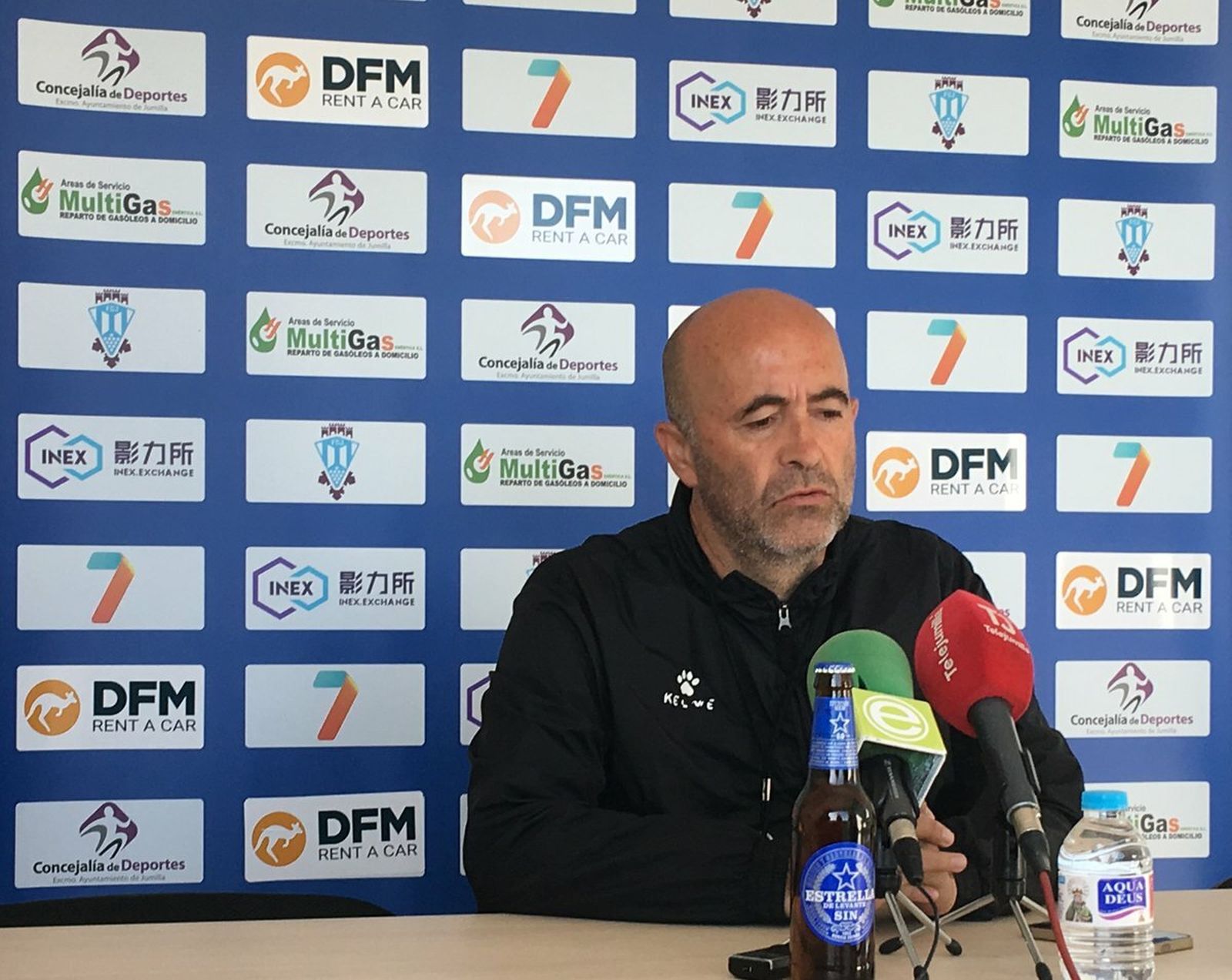 Leonel Pontes atiende a los medios locales antes del entrenamiento de hoy.