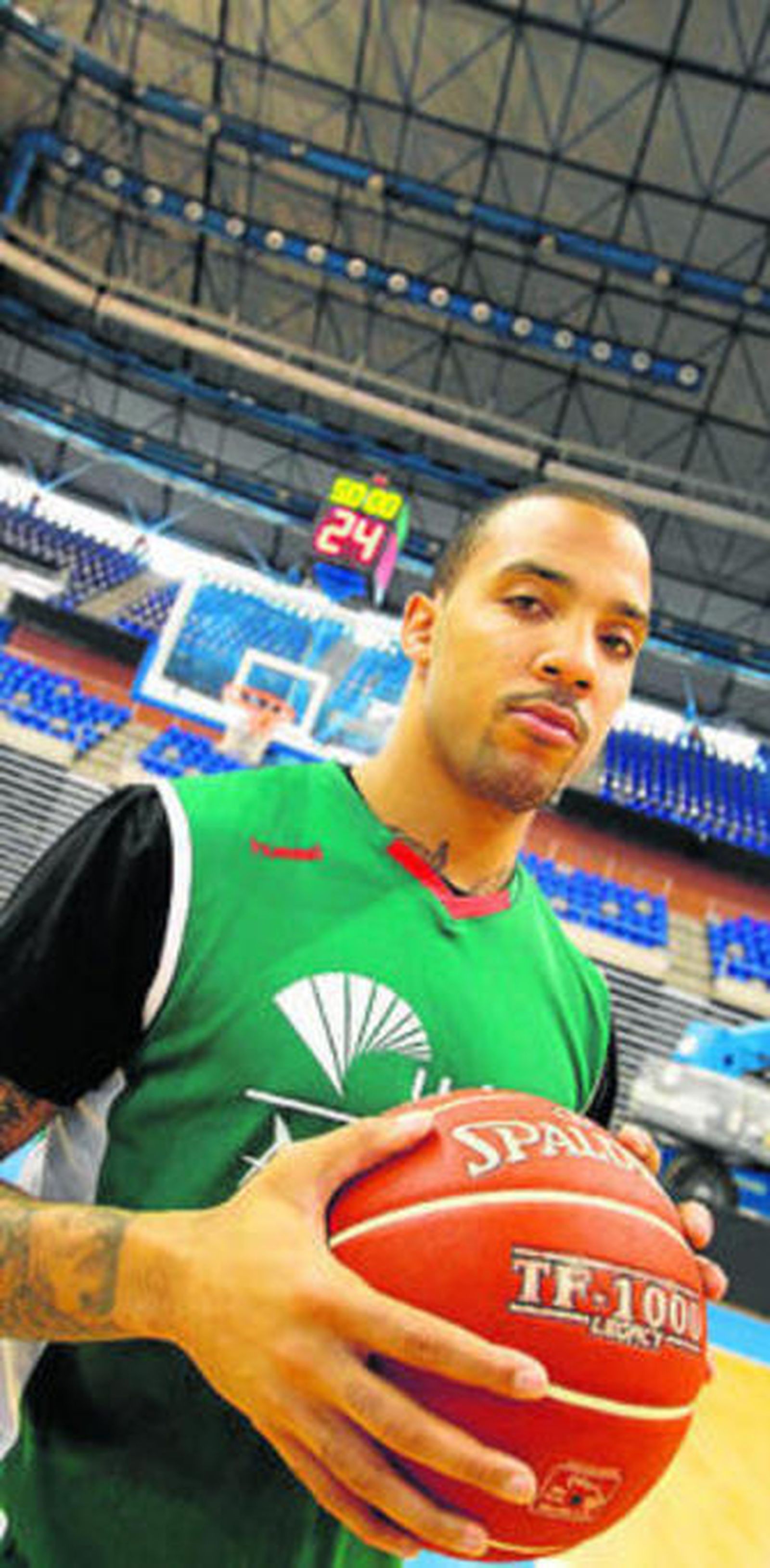 Williams posa en el centro de la cancha del Martín Carpena.