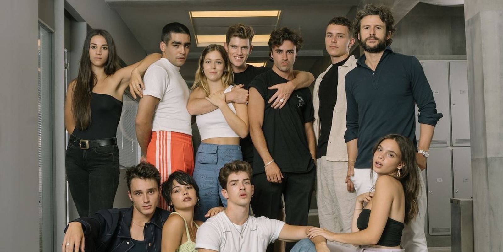 Diego Martín (derecha), el nuevo director y los alumnos de Las Encinas en su cuarta temporada