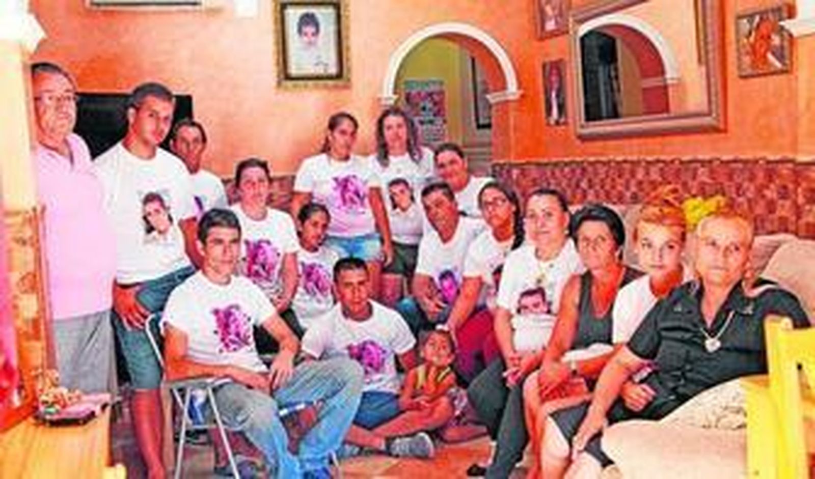 Miembros de las dos familias, reunidas en la casa de los Zúñiga, en 'el Chicle', el pasado miércoles, vistiendo la camiseta con el rostro de los dos jóvenes.