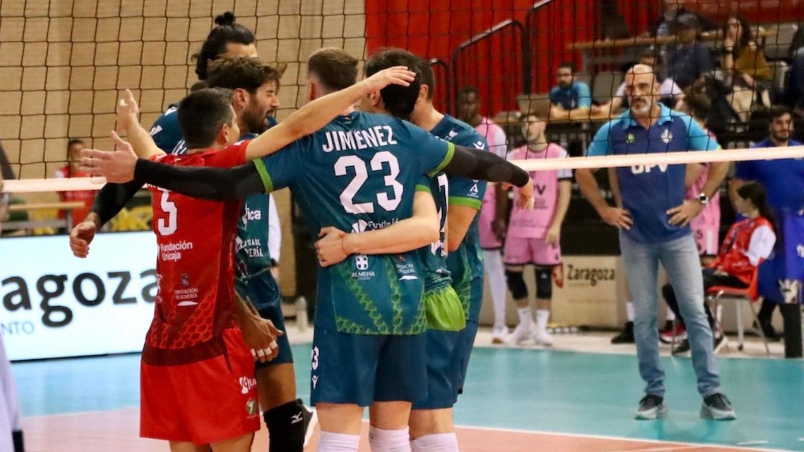 Los ahorradores celebran uno de los puntos en el torneo copero.