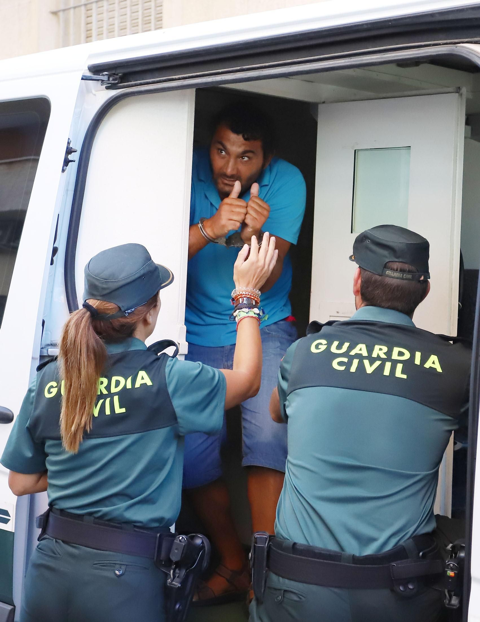 Imágenes de la vista de medidas cautelares por el apuñalamiento al jefe de la Policía Local de Punta Umbría.