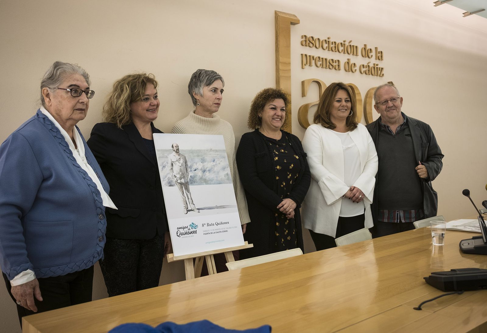 De izquierda a derecha, Nadia Consolani, Blanca Flores, María del Mar Robert, Eva Tubío, Elena Amaya y Juan José Téllez, ayer junto al cartel del VIII Ruta Quiñones.