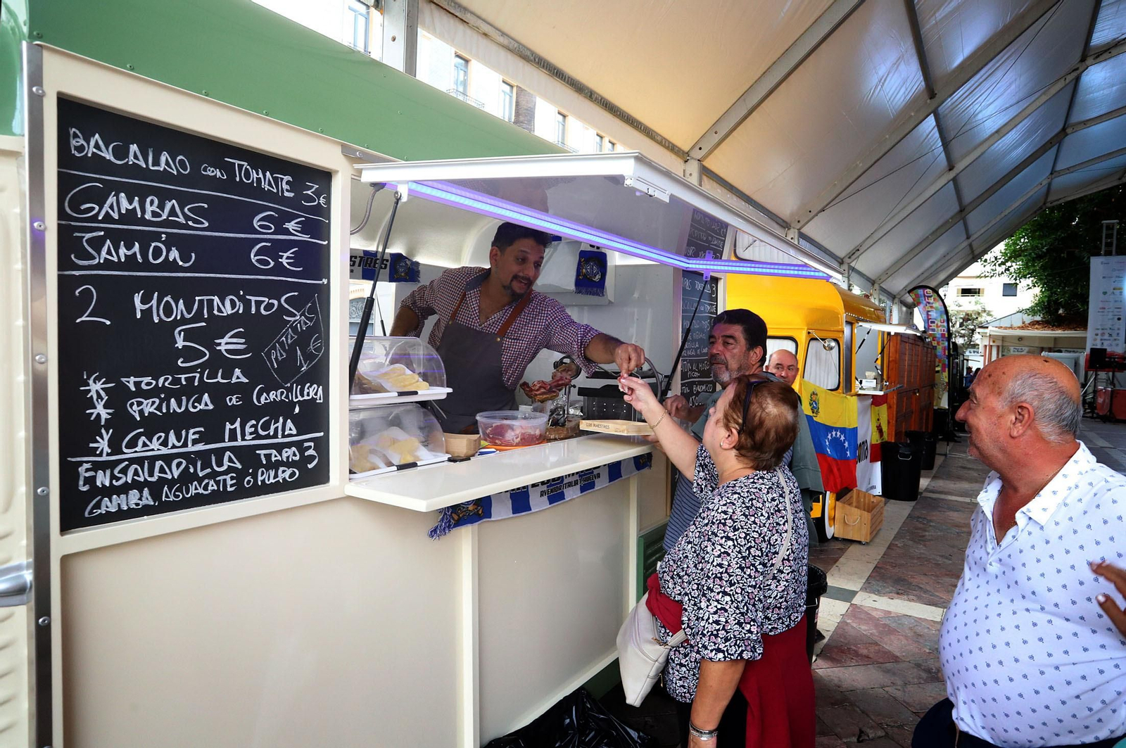 Imágenes de la apertura del Festival de Food Trucks de Binómico en la Plaza de las Monjas