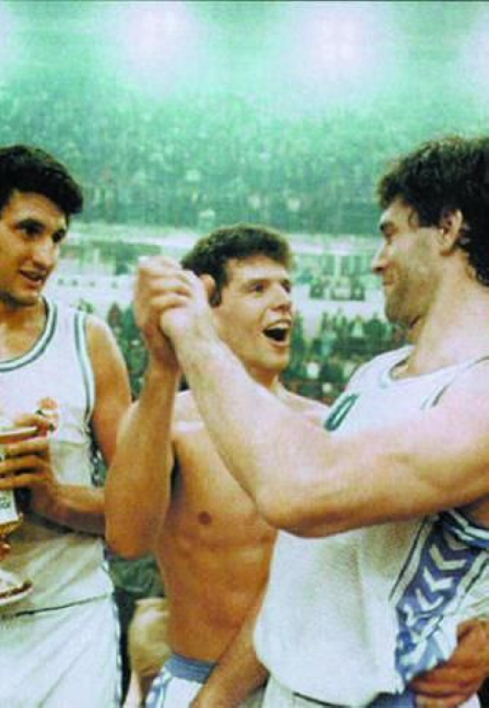 Petrovic se abraza a Martín tras la final, mientras Romay, con la Recopa en la mano, les observa.