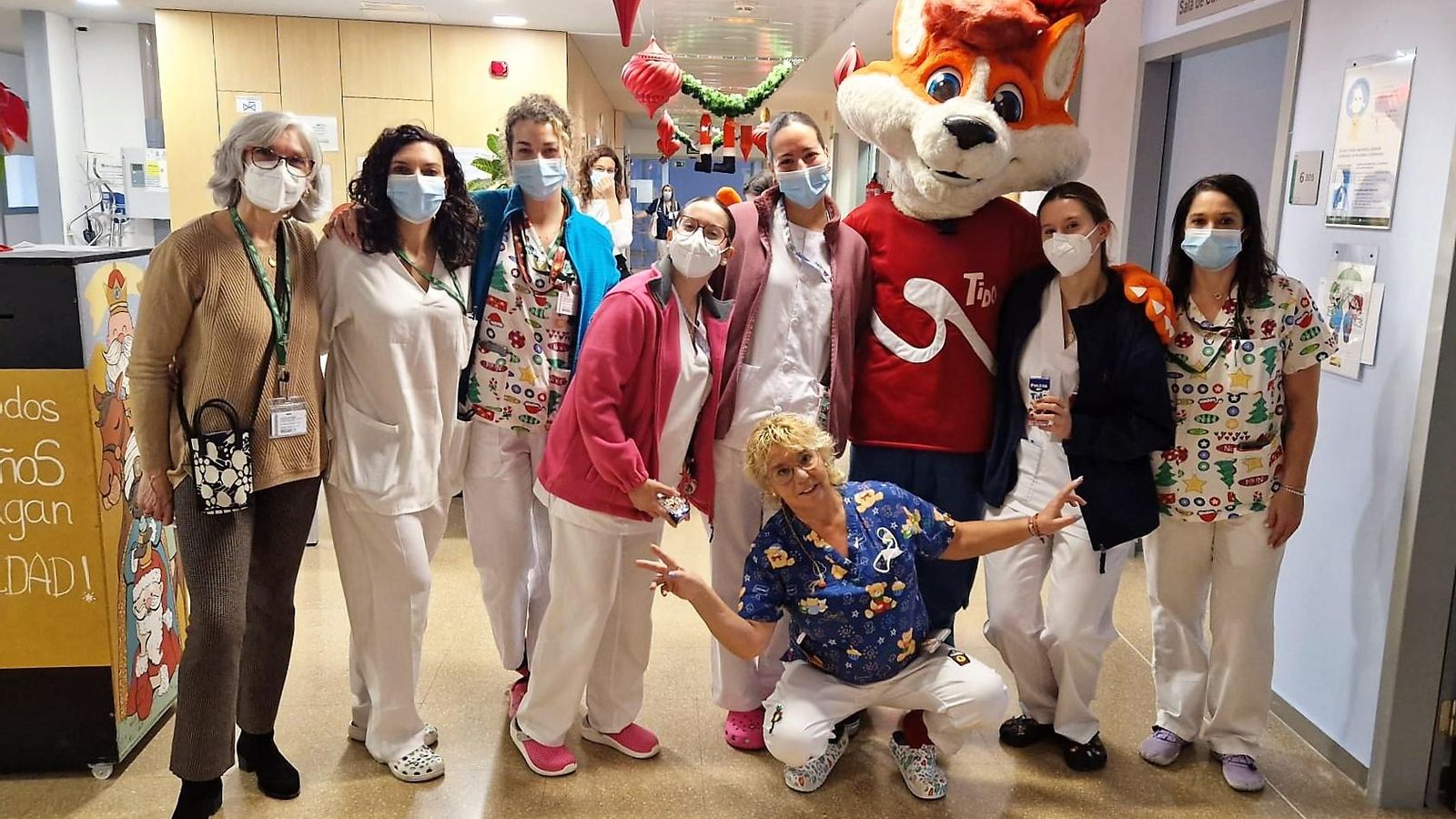 Visita de Tido, mascota de Puleva, a Pediatría