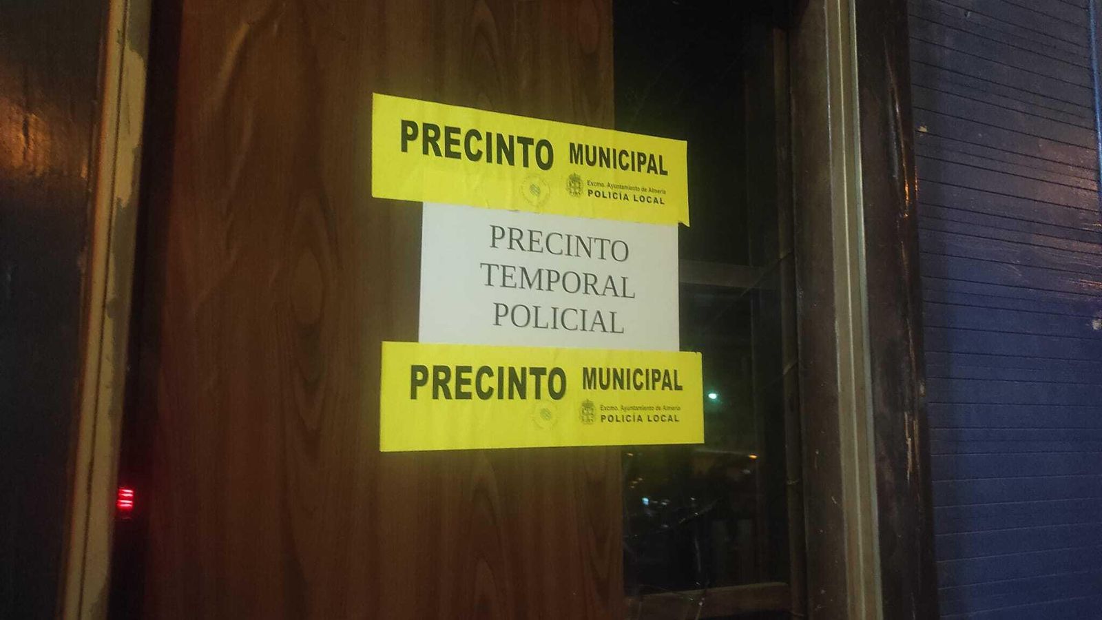 Cartel del precinto policial