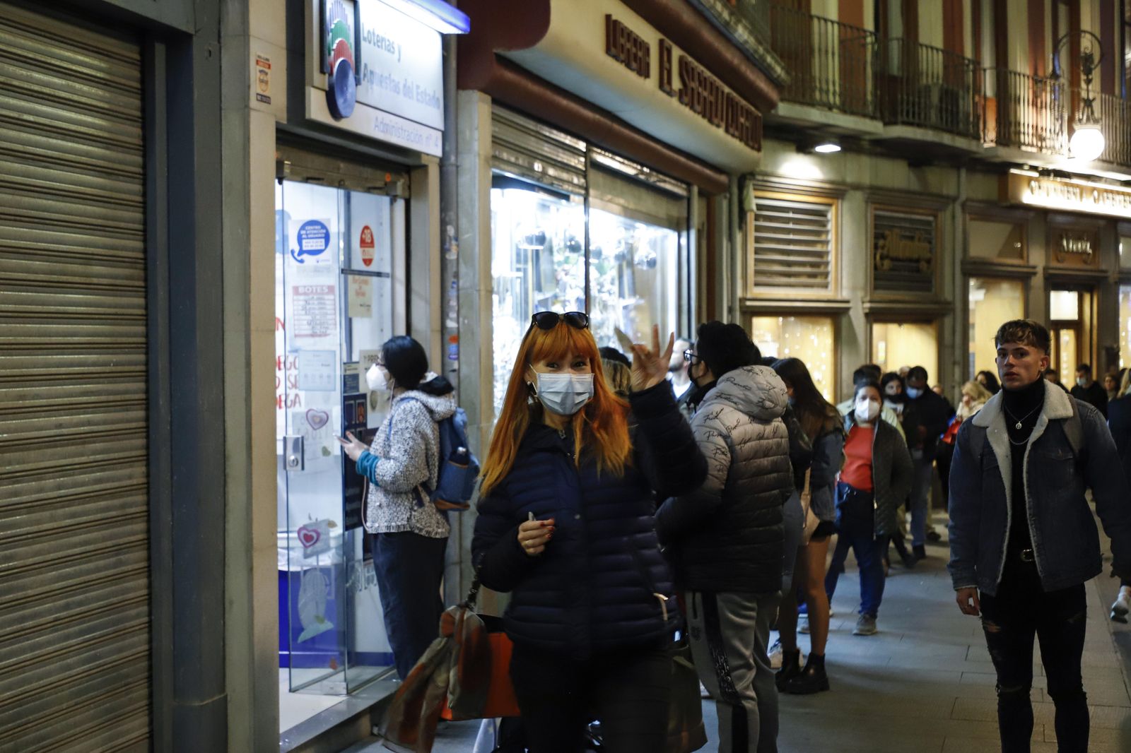 Lotería de Navidad en Granada: Colas y mucha ilusión para comprar el décimo de última hora