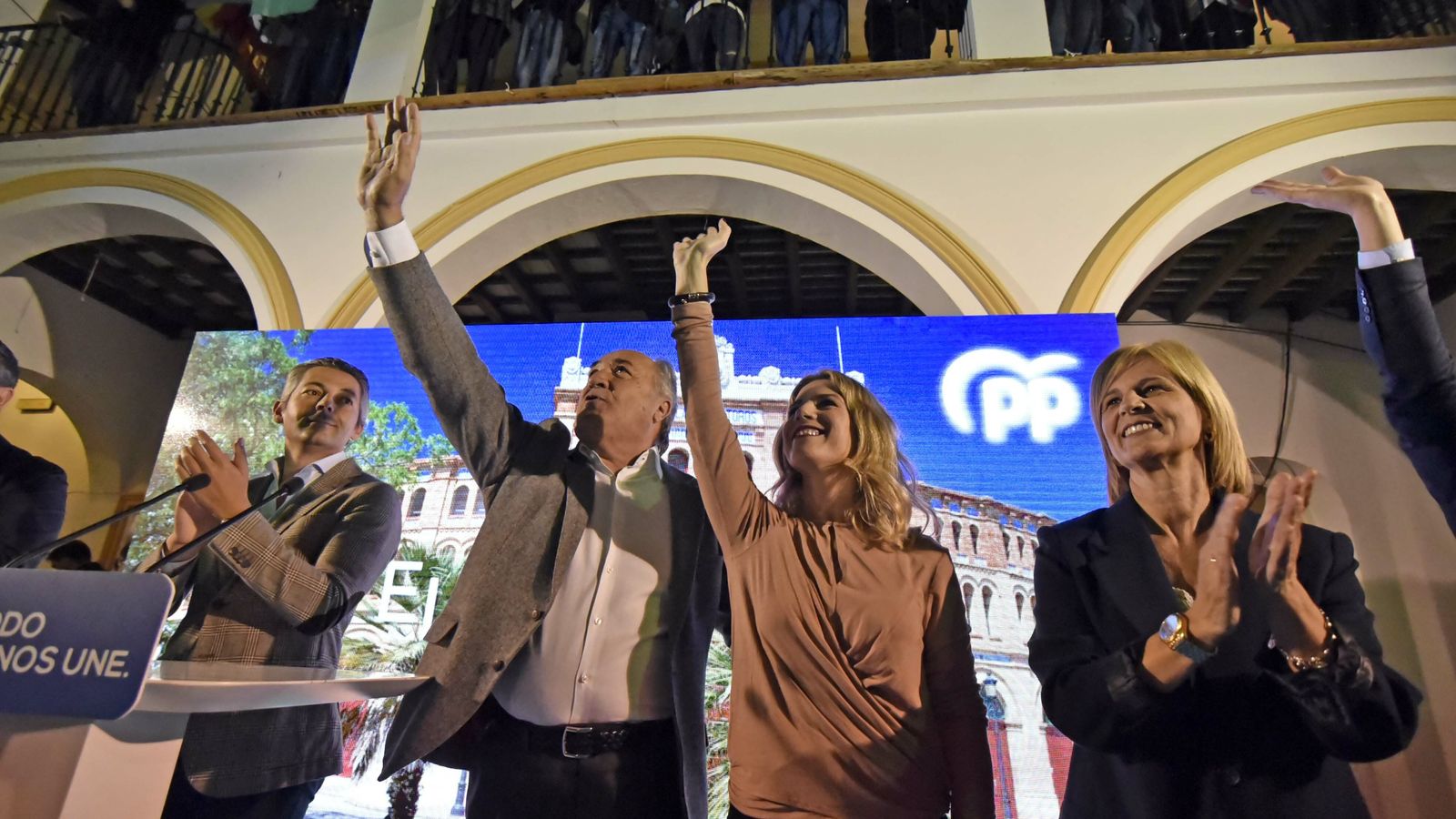 Fin de mitin y de campaña, los candidatos del PP en la provincia saludan y aplauden