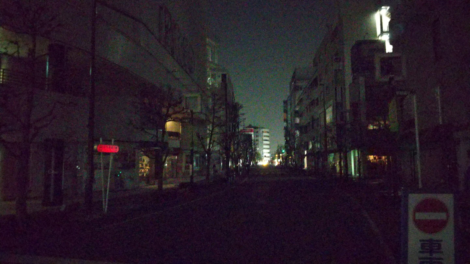 Tokio, a oscuras tras el terremoto.