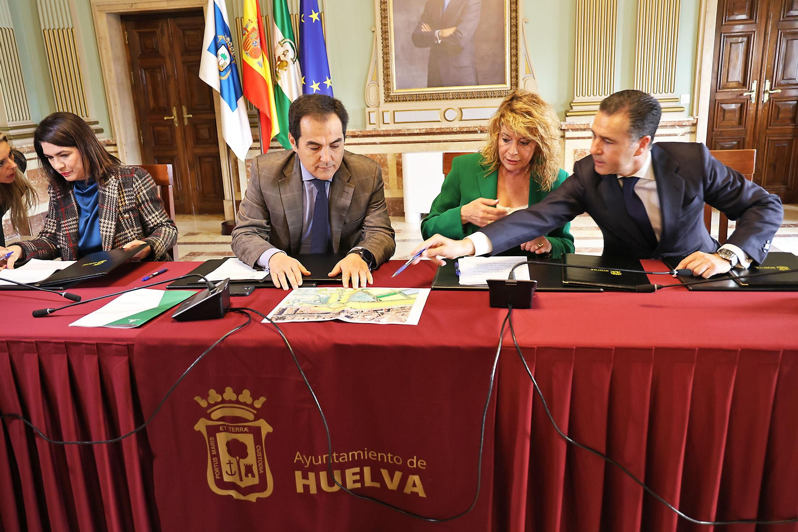 Imágenes de la firma del convenio para la cesión de los terrenos para la construcción de la Ciudad de la Justicia. Imágenes de la firma del convenio para la cesión de los terrenos para la construcción de la Ciudad de la Justicia.