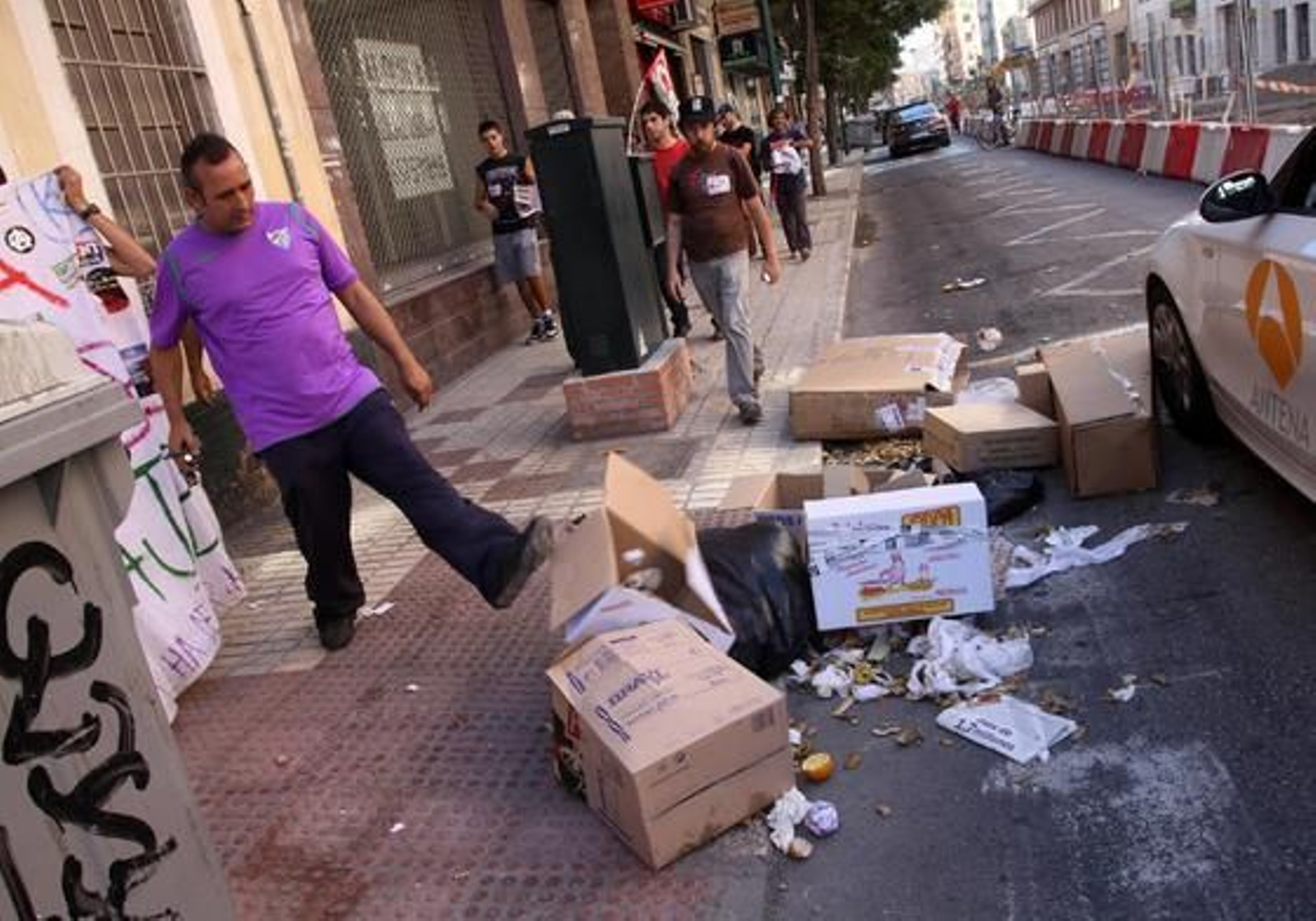 Los manifestantes arrojan la basura a las calles.