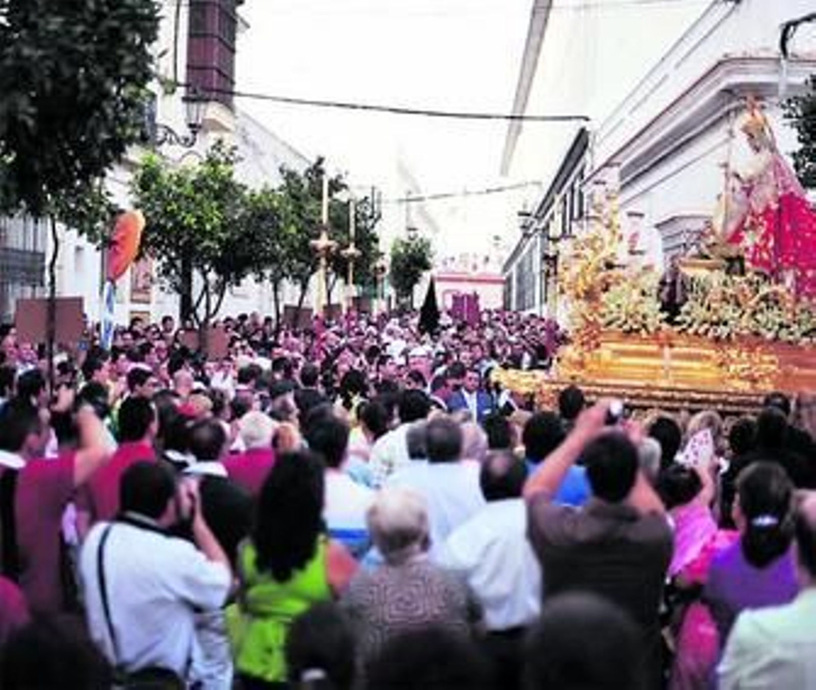 1. La Virgen de la Divina Pastora hace su entrada en la calle Constructora Naval para dirigirse a las Capuchinas. 2. Los pies de la cuadrilla de costaleros pasan sobre los restos de una petalada. 3. Varios costaleros conversan antes de meterse bajo el paso.