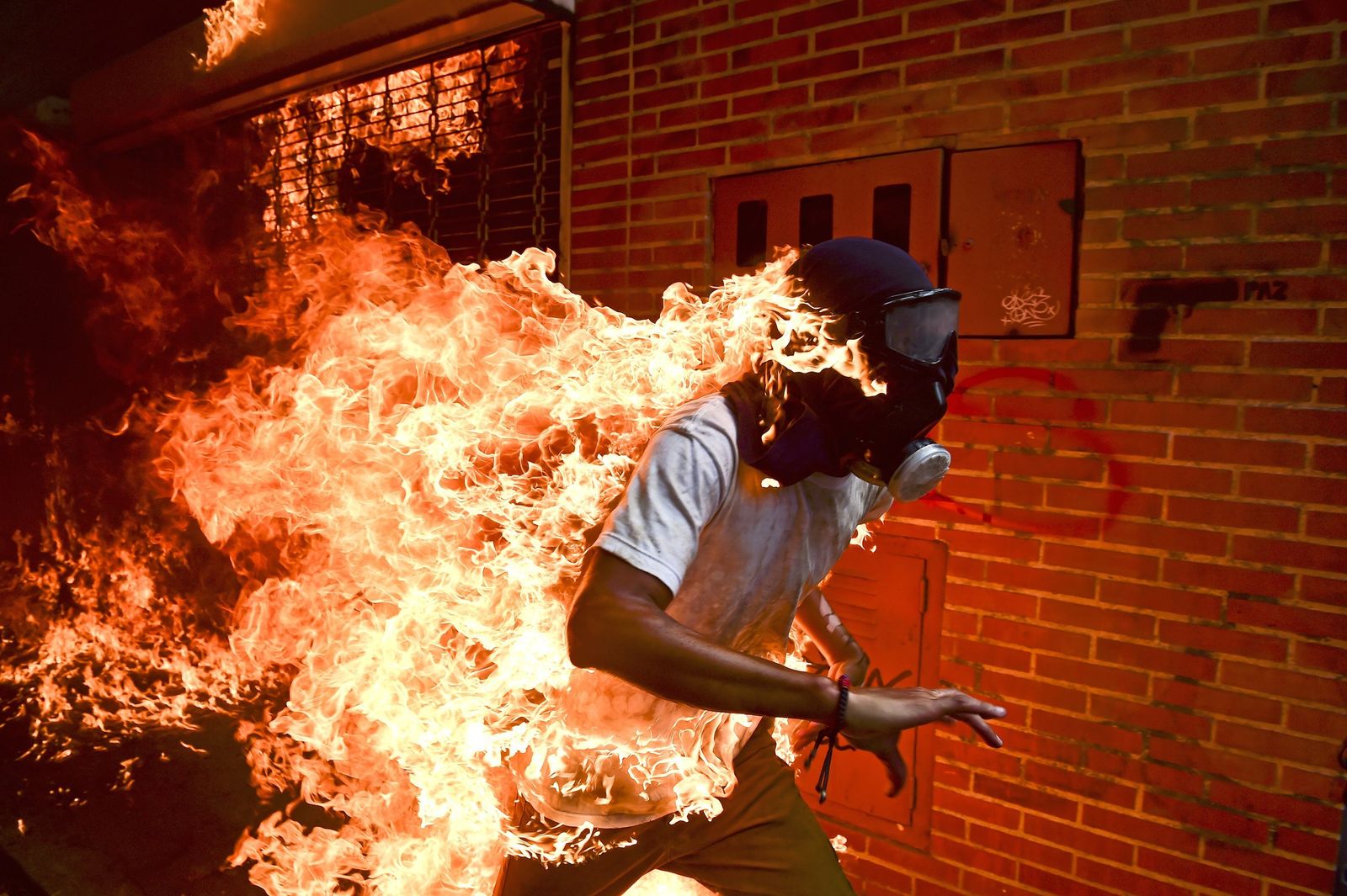 Foto de  Ronaldo Schemidt, ganador del premio "Fotografía del año 2018" y del 1er premio de la categoría 'Spots - Singles'. Se ve al manifestante José Víctor Salazar Balza (28) en llamas durante los enfrentamientos con la policía antidisturbios durante una protesta contra el presidente venezolano Nicolás Maduro en Caracas (Venezuela) el 3 de mayo de 2017